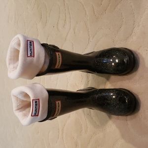 Hunter Big kids rain boots in black Sparkle with wellie sock in cream fleece